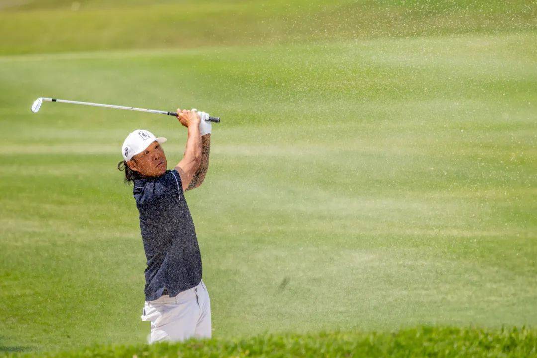 包含球星爆发！高尔夫赛场再现神级操作的词条