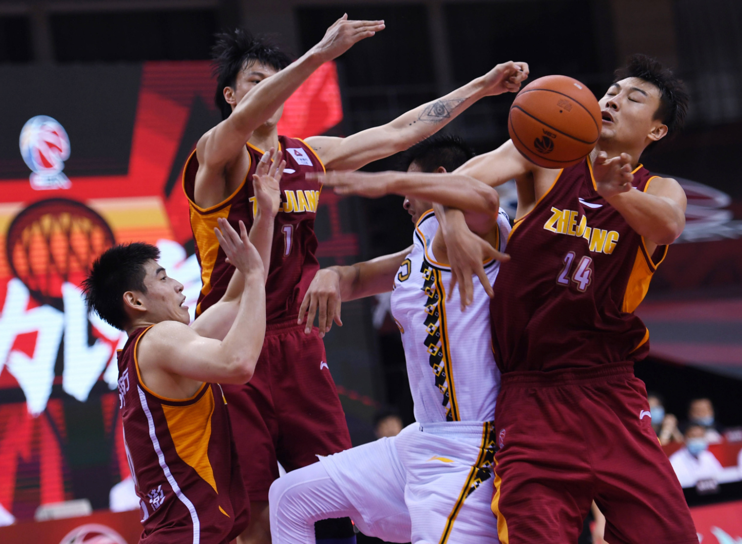 浙江队鏖战上海队，布克关键制胜