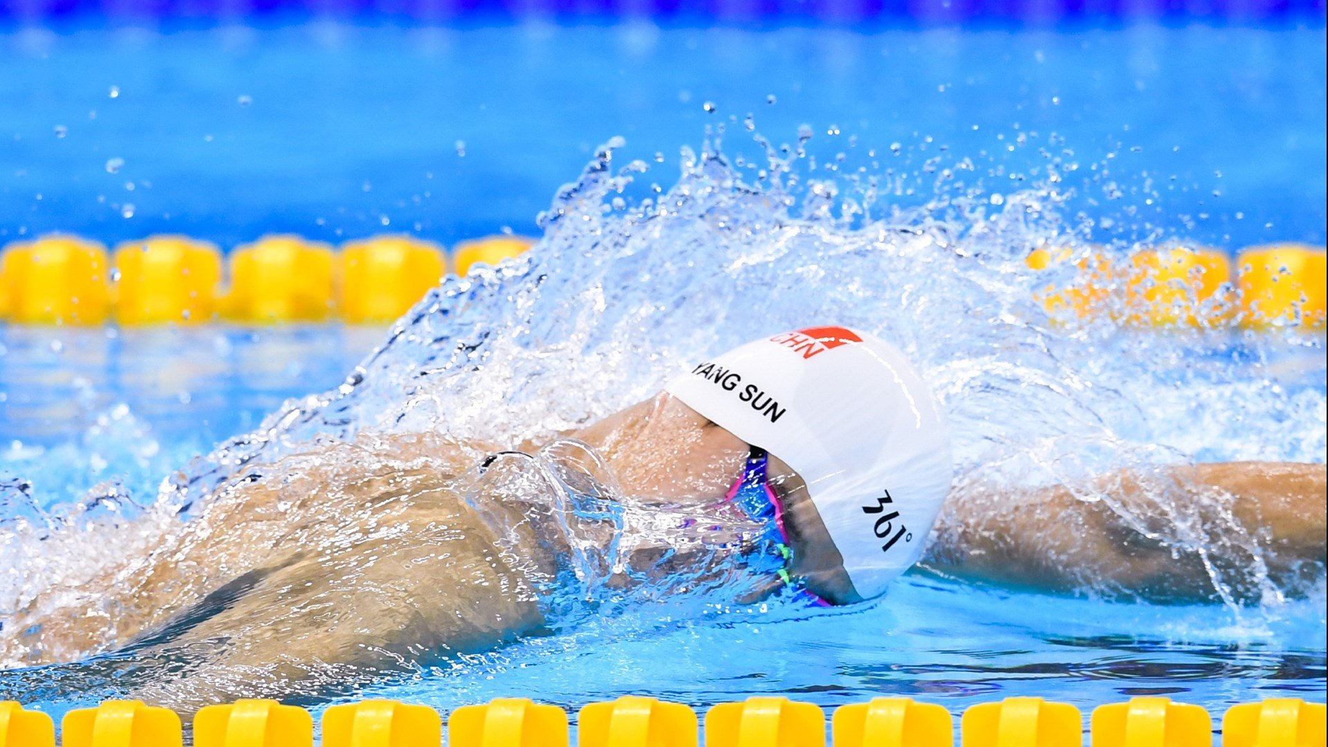 深渊与王座，当新疆绝处逢生遇见班凯罗英超称王