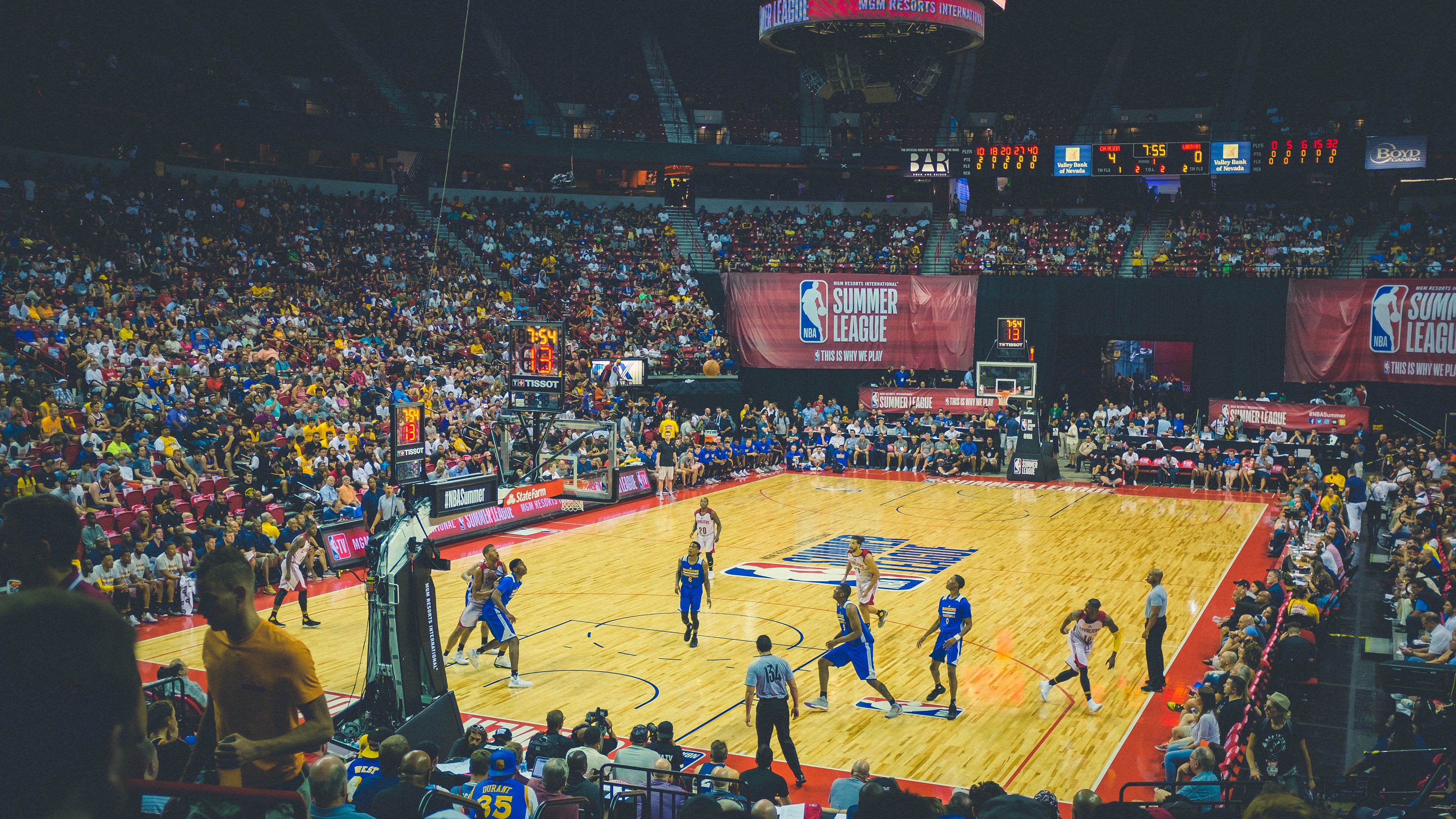 在飞翔与高原之间，篮球宇宙的两极叙事